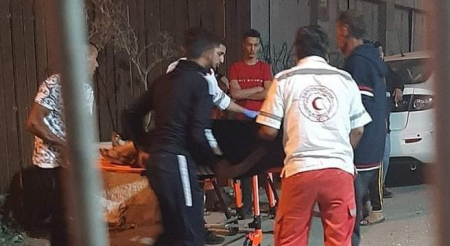 اصابة سيدة بجراح بعد تعرضها للدعس من قبل مستوطن في الخليل